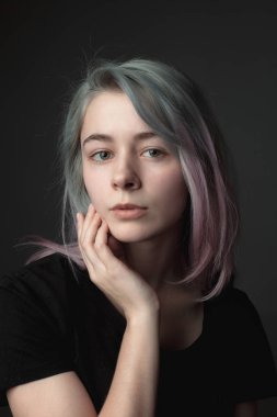 Boyalı saçlı güzel kızın portresi. Yakın çekim