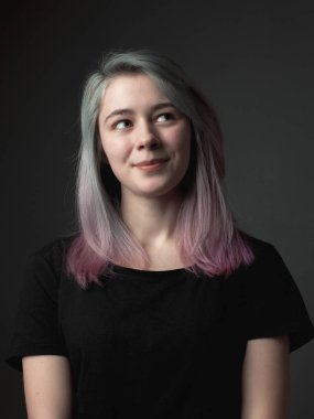 genç kadın gülümseyerek ve yukarıya bakıyor