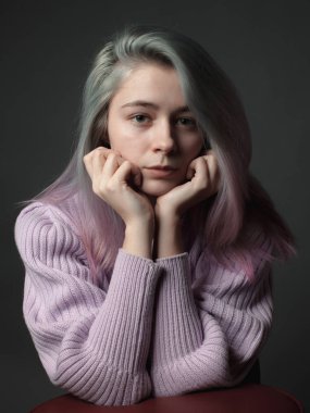 Mavi saçlı güzel kadın portresi