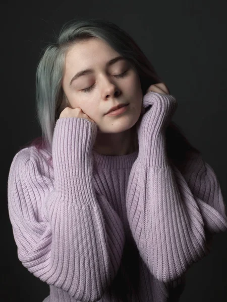 Boyalı saçlı nazik genç kadın