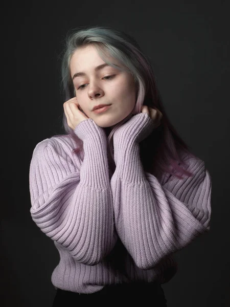 Porträtt Den Attraktiva Unga Kvinnan Med Färgat Hår — Stockfoto