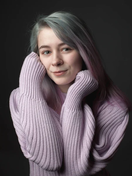 Porträtt Den Attraktiva Unga Kvinnan Med Färgat Hår — Stockfoto