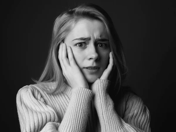 Bezorgde Jonge Vrouw Zwart Wit — Stockfoto