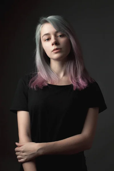 Boyalı Saçlı Güzel Genç Kadının Stüdyo Portresi — Stok fotoğraf