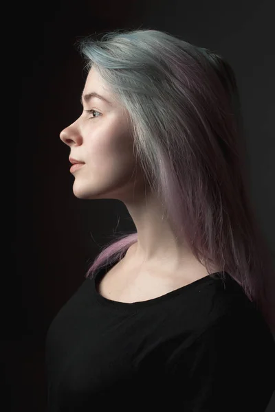 Wanita Muda Dengan Rambut Dicat Profil — Stok Foto
