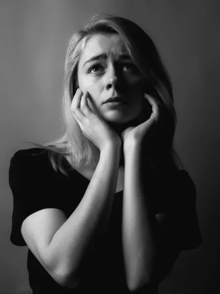 Porträtt Den Sorgliga Flickan Grå Bakgrund Svartvitt — Stockfoto