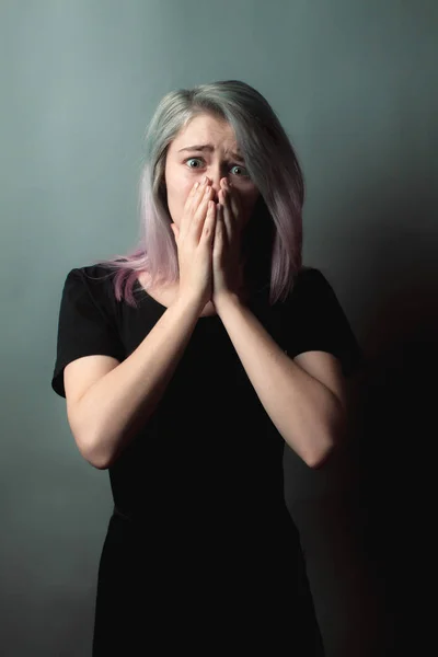 Mujer Joven Asustada Retrato Estudio — Foto de Stock