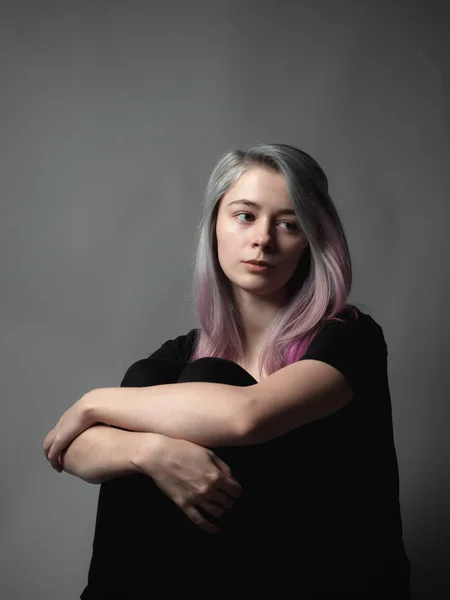 Triste Jovem Mulher Sentada Chão — Fotografia de Stock