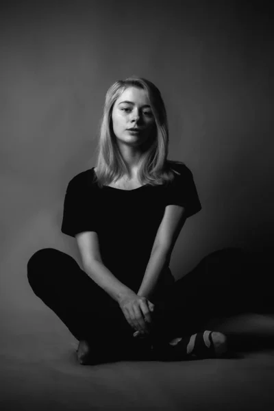 Junge Frau Auf Dem Boden Sitzend Schwarz Weiß — Stockfoto