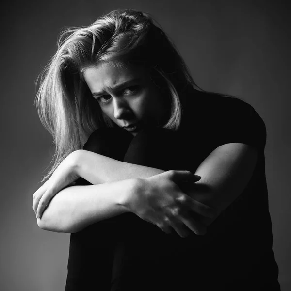 Young Woman Sitting Floor Black White — Stock Photo, Image