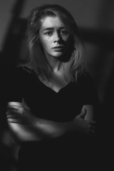 Jeune Femme Dans Ombre Noir Blanc — Photo
