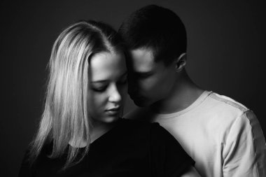 Stüdyoda aşık genç çiftin portresi. Siyah beyaz