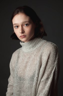 Siyah arka plan üzerinde sevimli genç kadının portresi