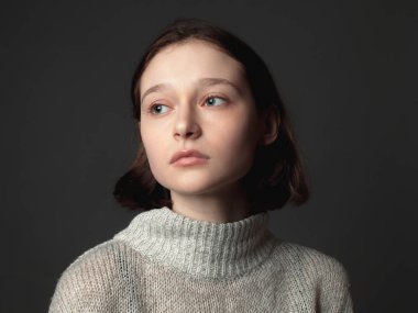 Siyah arka plan üzerinde sevimli genç kadının portresi