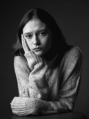 Üzgün kızın portresi. Siyah beyaz