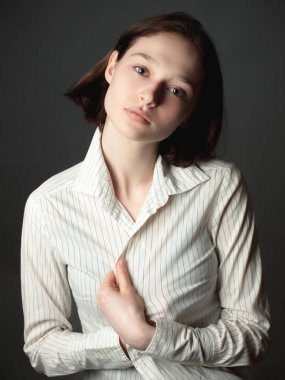 Gri arka plan üzerinde şeritler ile beyaz gömlek Çekici model