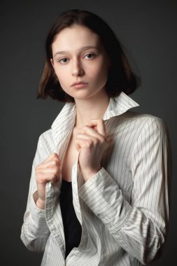 Çizgili beyaz gömlek çekici model