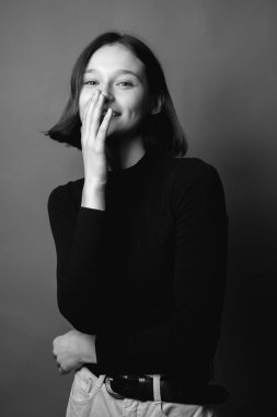 Genç kadın gülüyor. Siyah ve beyaz