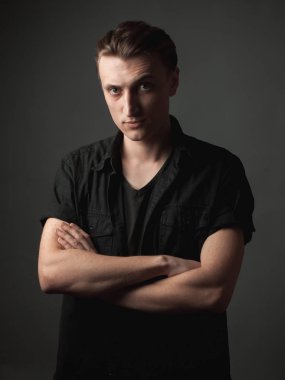 yakışıklı genç portresi.