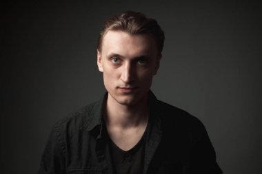 yakışıklı genç portresi.