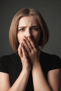 Şaşkın genç kadının portresi.