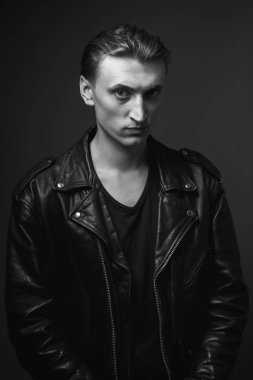 Deri ceketli yakışıklı genç adamın portresi. Siyah beyaz.