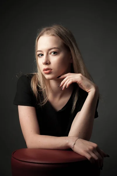 Portret Van Blonde Jonge Vrouw Zwarte Achtergrond — Stockfoto