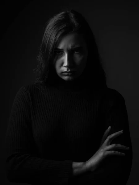 Portrait Une Jeune Femme Mécontente Noir Blanc Clé Basse — Photo