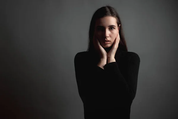 灰色の背景に若い女性の肖像画 — ストック写真