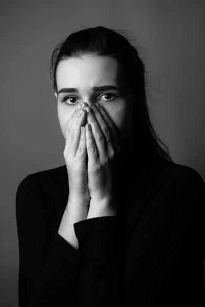 Portret Van Verraste Jonge Vrouw Low Key Zwart Wit — Stockfoto