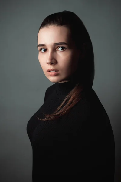 Korkmuş Genç Kadın Stüdyo Portre — Stok fotoğraf