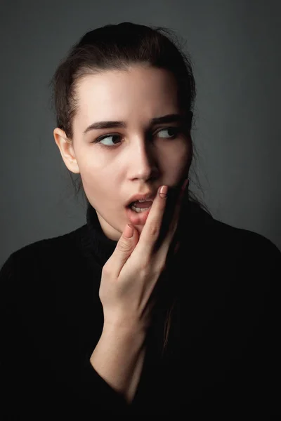 Retrato Jovem Surpresa Tecla Baixa — Fotografia de Stock