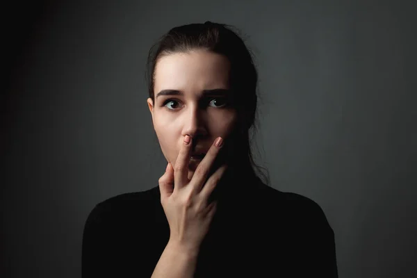 Porträt Eines Verängstigten Mädchens Leise — Stockfoto