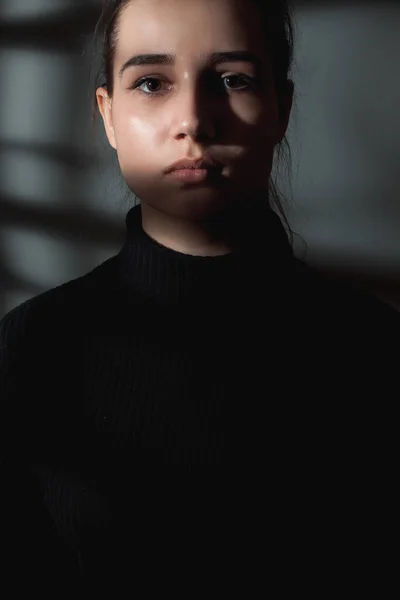 Retrato Uma Mulher Nas Sombras Tecla Baixa — Fotografia de Stock