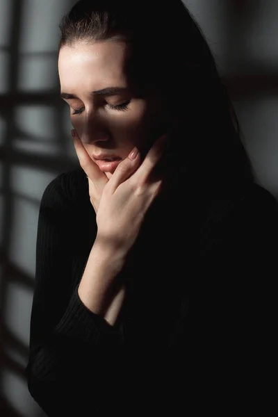 Retrato Uma Jovem Mulher Nas Sombras — Fotografia de Stock