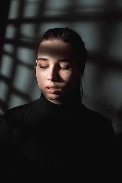 Retrato Uma Menina Nas Sombras — Fotografia de Stock