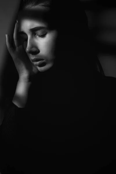 Πορτρέτο Ενός Κοριτσιού Στις Σκιές Μαύρο Και Άσπρο — Φωτογραφία Αρχείου