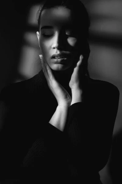 Porträt Eines Mädchens Schatten Schwarz Weiß — Stockfoto