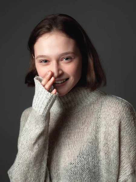 Retrato Una Joven Que Ríe —  Fotos de Stock