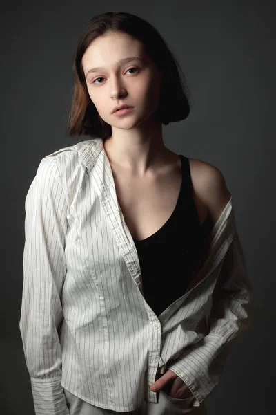 Jovem Mulher Atraente Camisa — Fotografia de Stock