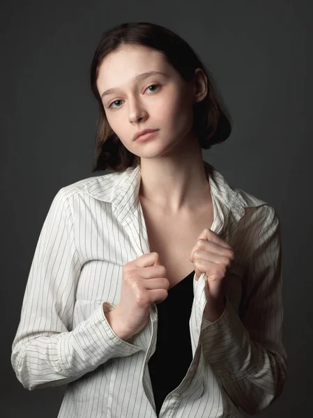 Adorável Jovem Mulher Camisa — Fotografia de Stock