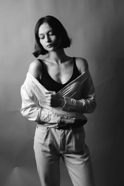 Молодая Женщина Рубашке Сером Фоне Черное Белое — стоковое фото