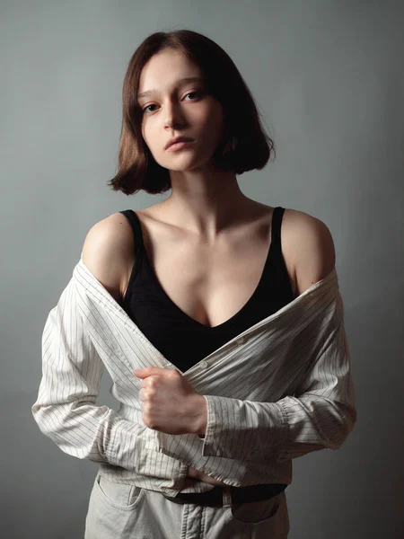 Красивая Молодая Женщина Рубашке Сером Фоне — стоковое фото