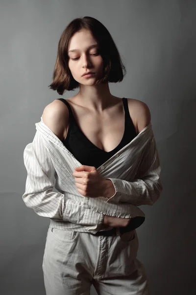 Mujer Joven Camisa Sobre Fondo Gris —  Fotos de Stock