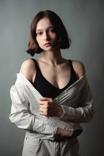 Молодая Женщина Полосатой Рубашке — стоковое фото