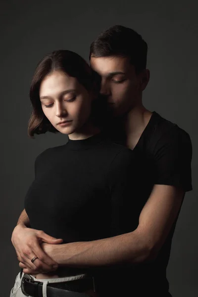 若い女性と若い男の抱擁 — ストック写真