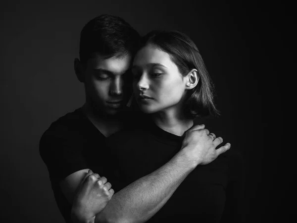 若い男と女鍵が低い黒と白 — ストック写真