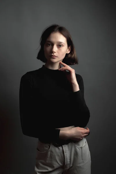 Junge Frau Auf Grauem Hintergrund — Stockfoto