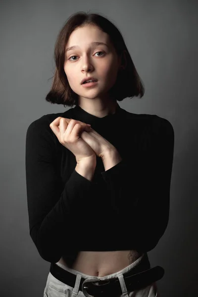 Красивая Молодая Женщина Черной Блузке — стоковое фото