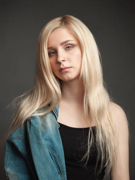 Attraktive Junge Frau Jeansjacke Mit Schönen Blonden Haaren — Stockfoto